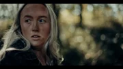 Nachbildung von Yde Girl, die durch den Wald läuft. (2023 MOORLEICHEN STAFFEL EINS INKL.)