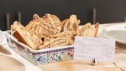 Für ihre nächste Einladung hat sich Giada De Laurentiis etwas Besonderes ausgedacht: Jeder Gast bringt ein Gericht nach dem Rezept der Großmutter mit! Die Gastgeberin selbst bereitet zwei kreative Salate, eine Bratpfannen-Lasagne und amerikanischen Punsch zu.