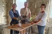 Anja Kopp (r.), Gründerin von "Bauernhof statt Altenheim" und ihre Vereinskollegin Anna Lena Gerdon beim Hanfseminar von Henrik Pauly.