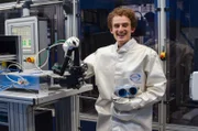 Julian im Laser Zentrum Hannover. Weil Laserstahlen richtig gefährlich sein können, trägt Julian zur Sicherheit Spezialkleidung.