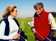 Zufällige Begegnungen: Sarah (Alexa Maria Surholt) treibt ihr böses Spiel nicht nur in der Sachsenklinik, sondern auch bei einem Match mit Dr. Petersen (Horst Janson).