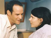 Achim Kreutzer (Johannes Steck) fehlt bei der Patientin Miriam Blank (Jasmin Jacob) jegliche berufliche Distanz...