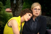Linda (Sophie Melbinger) und ihre Oma Emma (Sabine Postel) haben eine sehr innige Beziehung. Linda ist nach dem Tod ihrer Eltern bei Emma aufgewachsen. Doch Emma war nicht immer ehrlich zu ihr und hütet ein dunkles Geheimnis.