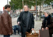ARD HEITER BIS TÖDLICH - MORDEN IM NORDEN, neue Krimiserie am Vorabend mit 16 Folgen, Folge 5 "Der Besuch der alten Dame". Eine heiße Spur im aktuellen Mordfall führt Finn Kiesewetter (Sven Martinek, l.) zum Touristenzeichner Frank Oderwald (Oliver Warsitz, M.) und dessen Mutter Margarethe Oderwald (Dagmar Laurens, r.).