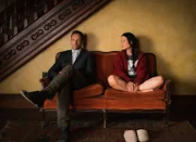 L-R: Sherlock Holmes (Jonny Lee Miller) und Joan Watson (Lucy Liu)