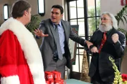 Wayne (Owain Yeoman, M.) möchte den Mord an Benjamin Ripple, der sein Leben der Darstellung des Weihnachtsmanns verschrieben hatte, aufklären und stößt dabei auf Santa Tony (Matt Cates, l.) und Santa Bob (Peter Xifo, r.) - doch haben die beiden etwas damit zu tun?