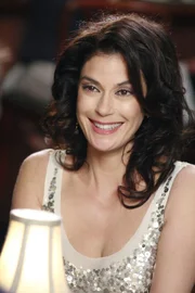 Susan (Teri Hatcher) kann es kaum erwarten, dass Mike ihr endlich einen Heiratsantrag macht. Als er schließlich nach einem wundervollen Abend vor ihr niederkniet, um die ersehnte Frage zu stellen, kann sie nicht länger warten - und bittet ihn, sie zu heiraten ....