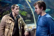 Finn Kiesewetter (Sven Martinek) befragt Micha Lorensen (Cecil von Renner), der als Praktikant im Aquarium arbeitet.