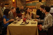 Während Ted (Josh Radnor, r.) den Abend mit Marshall (Jason Segel, 2.v.r.), Barney (Neil Patrick Harris, 2.v.l.), Lily (Alyson Hannigan, l.) und Robin (Cobie Smulders, M.) verbringt, trifft er überraschend auf Stella. Dies nehmen alle zum Anlass, um darüber nachzudenken, wie sie mit der Situation umgehen würden, wenn sie nun jemanden aus ihrer Vergangenheit treffen würden, den sie lieber vergessen hätten ...