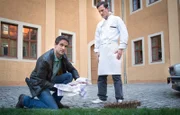 Findet Lukas Hundt (Oliver Franck, l.) im Beisein von Uwe Lotze (Sönke Möhring, r.) die Tatwaffe?