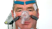 Patient mit Schlafapnoe-Maske.