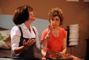 Rosi wird von Maria mit der Vergangenheit konfrontiert. Von links: Rosi Brunner (Brigitte Walbrun) und Maria Kirchleitner (Daniela März).
