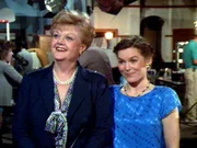 Jessica Fletcher (Angela Lansbury) besucht ihre Nichte Rita (Alice Kridge) an ihrem Arbeitsplatz. Diese spielt in der Serie "Der Pittsfield-Rächer' mit.