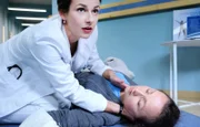 Dr. Maria Weber hat bei Alma Bachmann einen Tumor am Hörnerv gefunden, der für ihren Schwindel verantwortlich ist. Doch Alma, einer leidenschaftlichen Sängerin, ist das Risiko zu groß, nach einer OP nicht mehr hören zu können und verweigert eine Operation. Als sie auf eigenen Wunsch gehen möchte, bricht Alma zusammen.