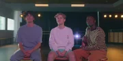 Benoit (Étienne Moana, l.) und Jack (Sam Darius, r.) zeigen Finn (Zac Gabriel Werb, M.) alte Fotos und Filme von sich. Sie wollen ihm vor Augen führen, wie gut er tanzen kann und was für ein besonderer Mensch er ist. Finn kann diese Aufmunterung gut gebrauchen.