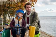 Freddy (Oliver Wnuk) ist für Sohn Niko (Karl von Klot) ein liebevoller Papa.