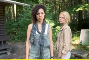ARD/HEITER BIS TÖDLICH - AKTE EX II. Staffel (8 neue Folgen), Folge 16 "Drei sind einer zuviel" am Dienstag (07.01.14) um 18.50 Uhr im Ersten. Was verbirgt Ilka Koss (Haley Louise Jones, l.) vor Kristina Katzer (Isabell Gerschke, r.)?