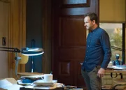Sherlock (Jonny Lee Miller) findet heraus, dass die Bombe schon einige Jahre an der Stelle deponiert war, an der sie detoniert ist und zwei Menschen mit in den Tod gerissen hat.