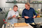 Sternekoch Björn Freitag (r) und Chef-Pâtissier Kay Baumgardt kreieren ein Dessert mit Zitrone in den unterschiedlichsten Formen: Zitronen-mousse, Zitronengel, Baiser, Vanillestreusel und Nussbutter-Espuma zeigen, was Zitrone im Dessert-Bereich alles kann!