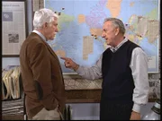 Harry Trumble (Jack Klugman, r.) erklärt Mark (Dick Van Dyke, l.) das Muster, nach dem der Clownkiller seine Opfer ausgesucht hat.
