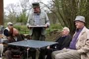 Brakelmann (Jan Fedder, zweiter v. li.) serviert Kuno (Sven Walser, li.), Schönbiehl (zweiter v. re.) und Shorty (Axel Olsson, re.) die Spezialität seines Hofcafés: „Kömkuchen“.