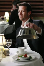 Führt Susan zu einem romantischen Diner aus: Mike (James Denton) ...