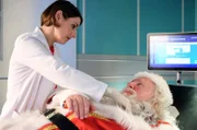 In die Sachsenklinik wurde der Weihnachtsmann Werner Emmerich (Armin Dallapiccola) mit einem gebrochenen Arm eingeliefert. Da er sich an nichts mehr erinnern kann und nach Alkohol riecht, fragt Dr. Maria Weber (Annett Renneberg), ob er möglicherweise etwas getrunken hat. Werner Emmerich jedoch hat Flecken aus seinem Kostüm mit alkoholischem Reinigungsmittel entfernt ... sagt er jedenfalls.
