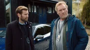 Kommissar Wisting (Sven Nordin, re.) hegt Zweifel an Adrian Stiller (Kyrre Hellum, l.) von der Osloer „Kripos“.