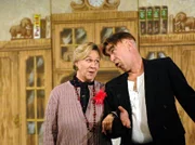 Das selbe Spielchen wie jedes Jahr: "Dinner vor Wan(ne)" mit Butler Jakob (Thomas Rech) und Omma Sofie (Silke Volkner).
