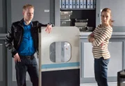Rayk und Nora rätseln, wie ein erfahrener Pilot und Fallschirmspringer vom Himmel fallen kann.
