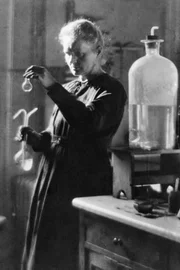 Marie Curie im Labor.