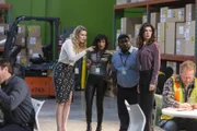 (Mitte, v.l.n.r.) Evie Covington (Tori Anderson); Kareema (Sarayu Blue); Hank (Jonathan Langdon); Deirdre Hackmeyer (Amy Pietz)