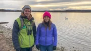Anna und Markus schauen sich am Ufer des Ammersees um, was Wasservögel hier im Winter zu futtern finden.