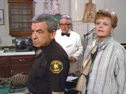 Amos (Tom Bosley, l.), Jessica (Angela Lansbury) und Dr. Hazlitt (William Windom) suchen den Mörder eines Bauleiters.