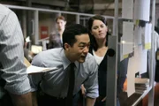 Versuchen die bereits gesammelten Hinweise, des neuen Mordfalles zusammen zu fügen: Kendall (Tim Kang, M.) und Teresa (Robin Tunney, r.) ...