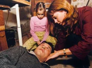 Anita Bär (Roswitha Schreiner, rechts) und ihre Tochter Laura (Veronika Hoffmann, Mitte) findet ihren Mann Artur (Martin May) bewußtlos im Keller und läßt ihn sofort in der Sachsenklinik einliefern.