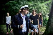 Pirmin Spitznagel (Simon Werdelis) verkündet den Jugendlichen, dass die Grillparty beendet ist.