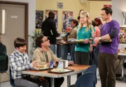 "The Big Bang Theory", "Die Nowitzki-Provokation." Nachdem Amy wegen ihrer Forschung für drei Monate nach Princeton geht, muss Sheldon nun alleine zu recht kommen. Zunächst machen sich seine Freunde Sorgen um ihn. Sheldon bleibt jedoch nicht lange alleine. Dr. Ramona Nowitzki, Sheldons vormalige Assistenten ist überraschend wieder zurück gekehrt. Offenbar ist sie noch immer ein großer Fan von Sheldon. Was Bernadette und Penny gar nicht gefällt.Im Bild (v.li.): Simon Helberg (Howard Wolowitz), Johnny Galecki (Leonard Hofstadter), Riki Lindhome (Ramona Nowitzki), Jim Parsons (Sheldon Cooper).