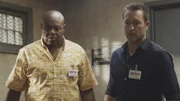 L-R: Lou Grover (Chi McBride) und Steve McGarrett (Alex O'Loughlin)