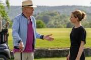 Werner (Dirk Galuba, l. mit Isabell Stern, r.) verletzt sich beim Training für das Golfturnier.