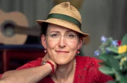 Martina Schwarzmann, Kabarettistin mit Kultstatus, begeistert in ihrem Bühnenprogramm "Ganz einfach" mit grotesk-humorvollen Geschichten und Liedern.