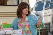 Anna Thalbach als Brigitte Schröder beim Nachbarschafts-Wettstreit im Campingurlaub.