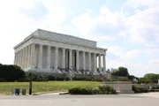 Für viele Touristen ist das Lincoln Memorial auf der National Mall ein unabdinglicher Bestandteil Washingtons. Doch nur wenige wissen, dass Abraham Lincoln zuvor lediglich eine kleine Statute als Andenken gewidmet wurde ...