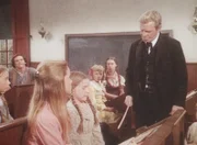 Gegen Mr. Applewood (Richard Basehart, r.) hat Laura (Melissa Gilbert, M.) keine Chance, denn der tyrannische Lehrer findet immer einen Grund, um sie mit dem Stock zu schlagen.