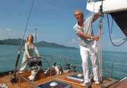 Schiff Ahoi! Sonja (Tina Ruland) und Lorenz Henschel (Günter Maria Halmer) bei einer romantischen Segeltour.