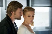 On left: Mick Brisgau (Henning Baum) and on right Stefanie Averdunk (Franziska Weisz).