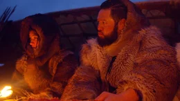 Solutreaner (Faly Mevamanana und Tomas Enrique Servellon) in einem provisorischen Camp w&auml;hrend der &Uuml;berquerung der Eisbr&uuml;cke.