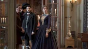 Levi (Vincent Redetzki, li.) will mit Fanny (Amy Benkenstein, re.) und David (Bardo Böhlefeld, re.) im Gentlemans Club feiern.