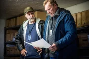 Hammer (Mads Ousdal, li.) und Wisting (Sven Nordin, re.) vermuten Hinweise auf den phantomhaften Komplizen im Gefängnisarchiv.