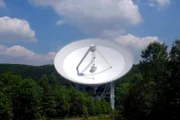 Eines der größten und voll beweglichen Radioteleskope der Welt steht in Nordrhein-Westfalen. Seit dem 1. August horcht das "Radiotelekop Effelsberg" in die tiefsten Tiefen des Alls.